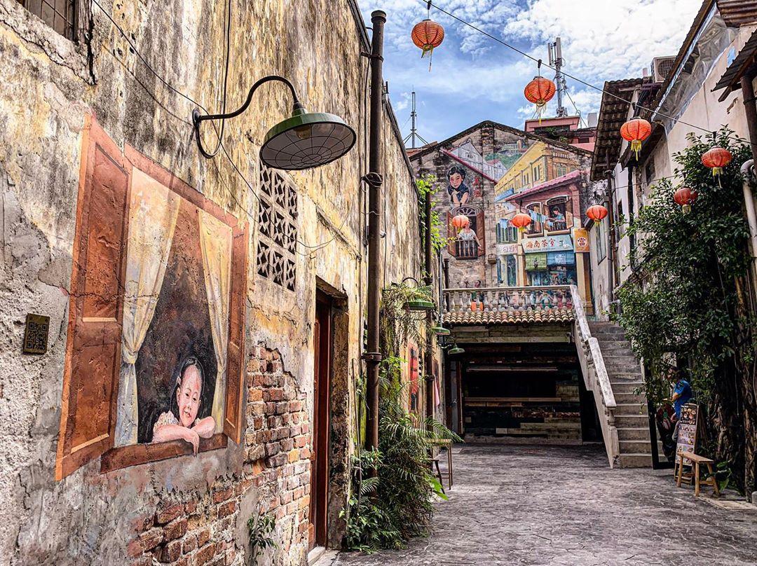 Murals in the Kwai Chai Hong heritage lane