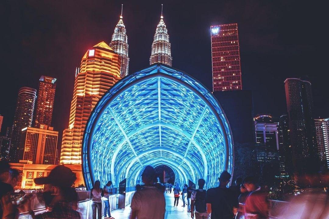 The illuminated Saloma Link pedestrian bridge at night